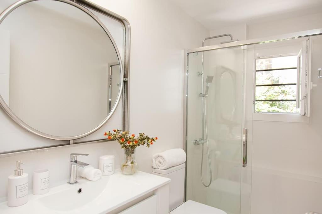 Modern & Nice Apartment. Old Town. Private Parking Севилья Экстерьер фото